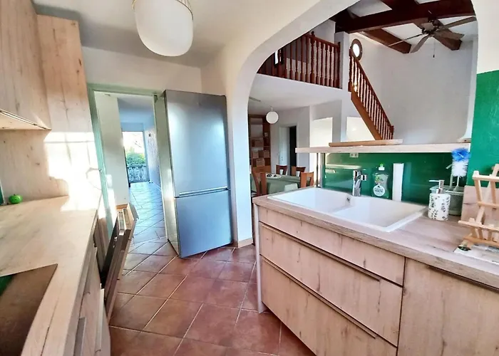 Family House - Quiet - Common Pool - بيت للعطل *